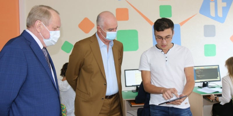 Игорь Дяченко посетил информационно-ресурсный центр «Школьник-2»