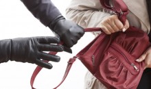 «Напали и вырвали сумку из рук»: жительницу Новороссийска ограбили во дворе жилого дома