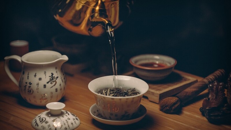Ученые открыли способность чая убивать коронавирус в слюне