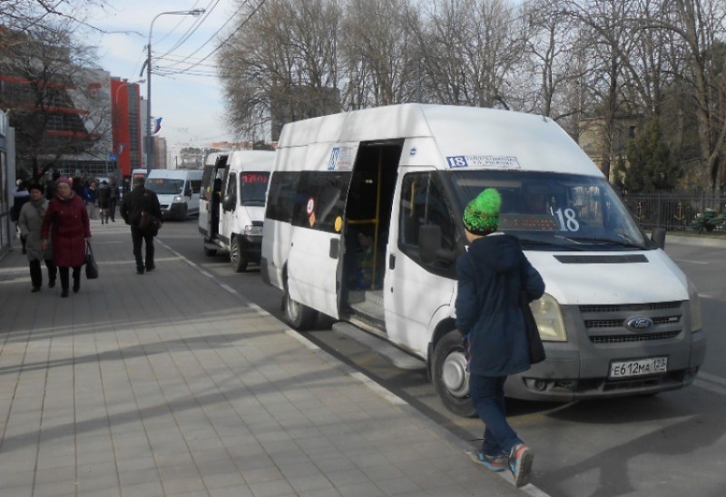 До 1 февраля весь общественный транспорт Новороссийска перейдет на безналичную оплату