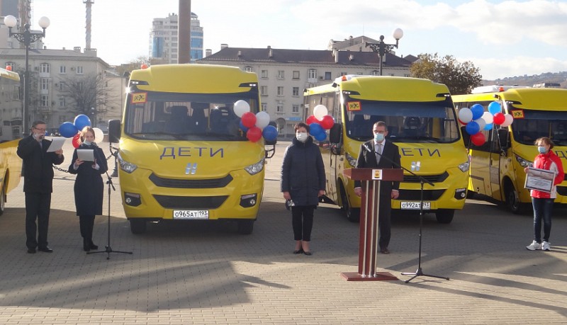 Вклад в социальную инфраструктуру Новороссийска: КТК передал медицинским и образовательным учреждениям  5 аппаратов ИВЛ и  4 школьных автобуса