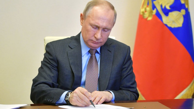 Путин подписал закон о заморозке накопительной части пенсии до конца 2023 года