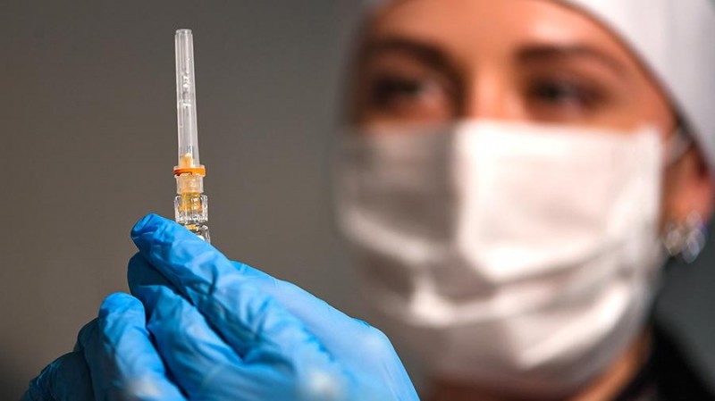 Вакцина, защищающая одновременно от коронавируса и гриппа, может появиться в России к концу 2022 года