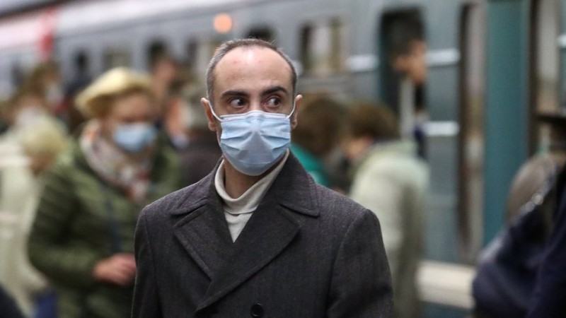 Вакцинация от COVID не освобождает от необходимости носить маски