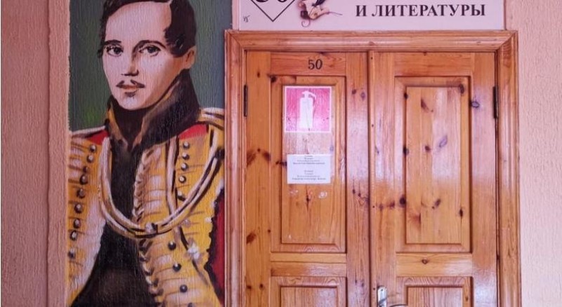 Уличное искусство в стенах школы: стрит-арт художники украсили школьные кабинеты портретами великих полководцев и писателей