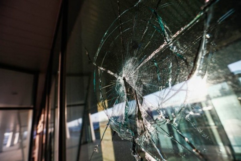 2 года за кражу телефона: в Новороссийске мужчина разбил витрину и украл мобильник
