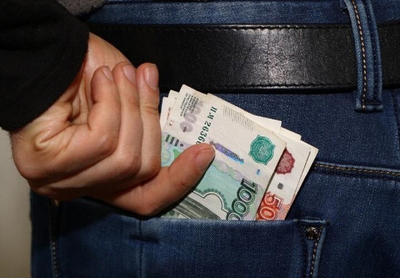 Рекламный бизнес вне законна: в Новороссийске мужчина присвоил почти 400 тысяч рублей