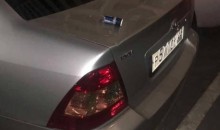 Месть или случайный случай: в Новороссийске припаркованный автомобиль забросали бутылками