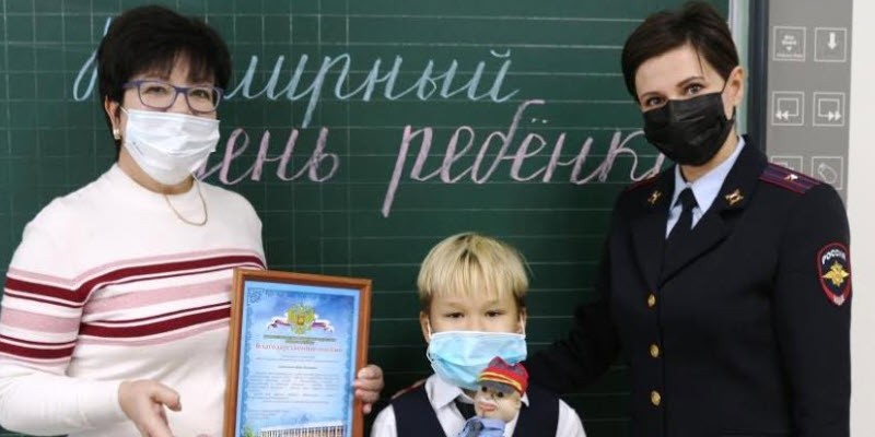 Новороссийские полицейские и общественники поздравили юных активистов с Всемирным днем ребенка