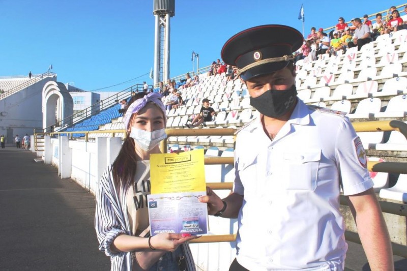 Полицейские Новороссийска провели акцию «Госуслуги — это просто!»