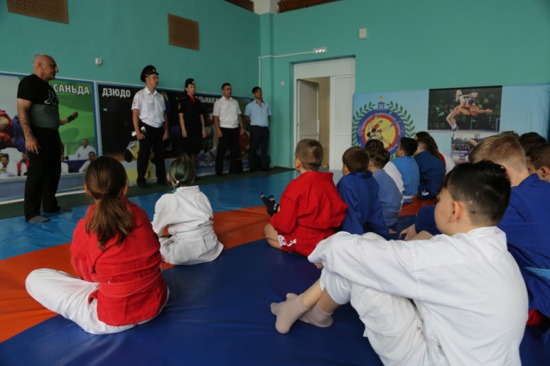 В рамках акции «Каникулы с Общественным советам» новороссийские полицейские и общественники провели профилактическую встречу с ребятами из спортивной школы