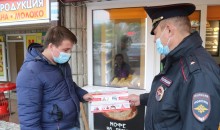 Полицейские Новороссийска вручили гражданам памятки безопасности