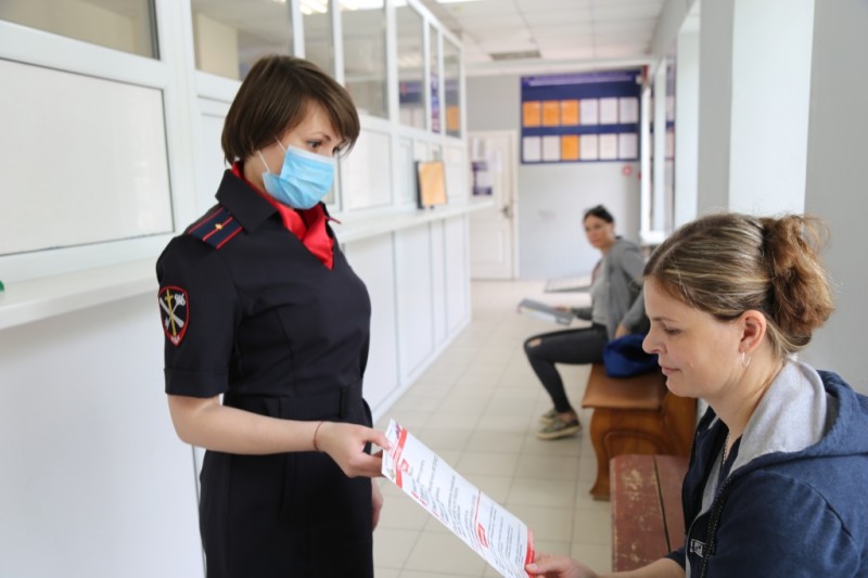 В целях профилактики мошенничества полицейские Новороссийска провели мероприятия с населением в отделе по вопросам миграции