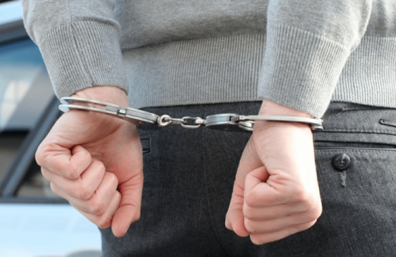 В Новороссийске мужчина оказался в наручниках за многочисленные противоправные деяния