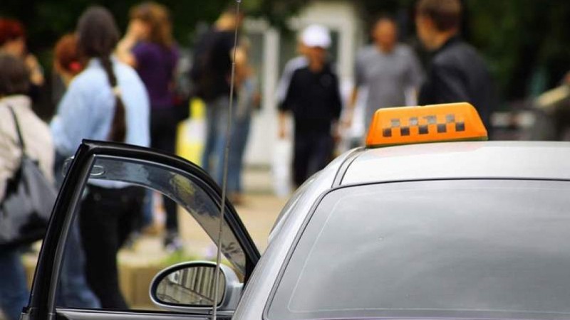 В Новороссийске пассажир ограбил таксиста и попытался скрыться