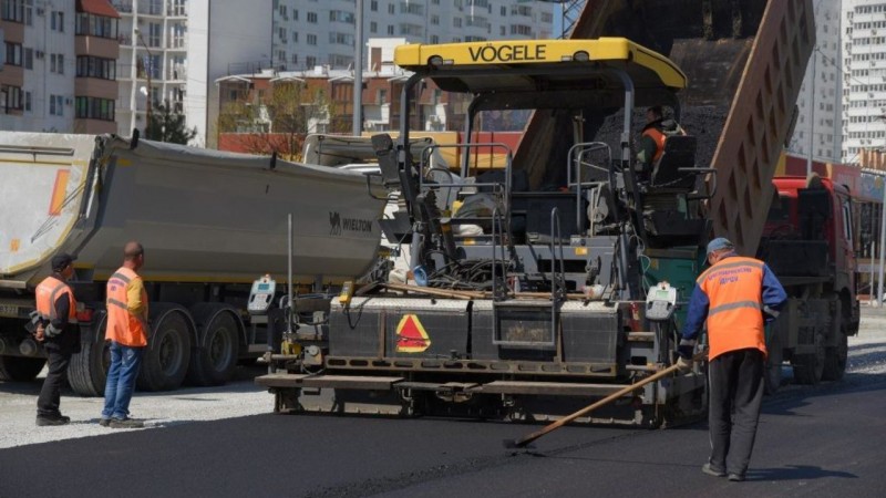 Еженедельный контроль: Александр Яменсков проинспектировал ход строительства дороги на улице Мурата Ахеджака