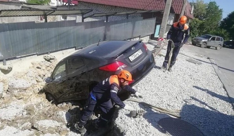 В Новороссийске застройщик возместит ущерб владельцам упавших в котлован машин