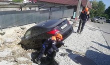 В Новороссийске застройщик возместит ущерб владельцам упавших в котлован машин
