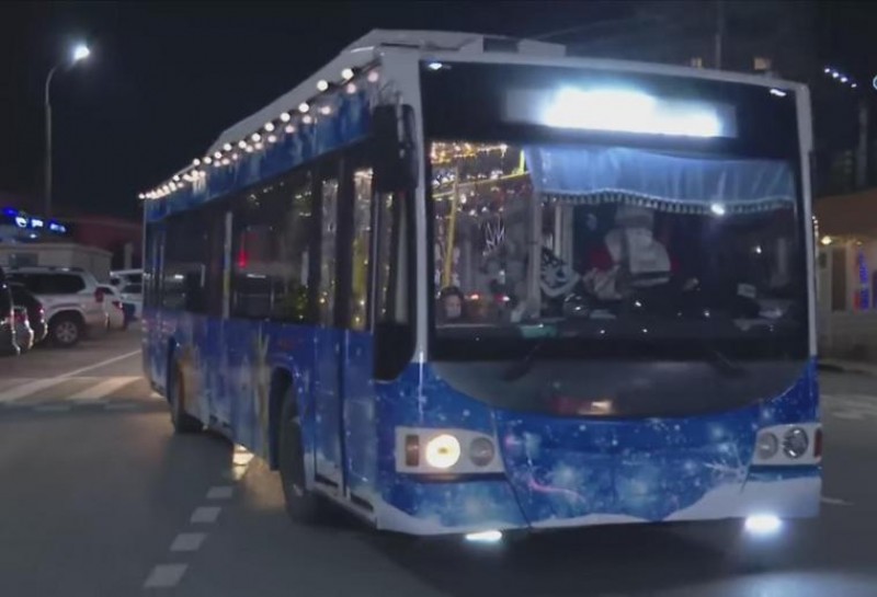 200 шаров, 200 метров гирлянд: по улицам Новороссийска курсирует праздничный троллейбус