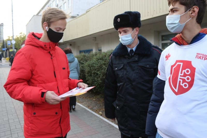 Как не стать новой жертвой мошенников: в Новороссийске полицейские и волонтеры проводят профилактические беседы