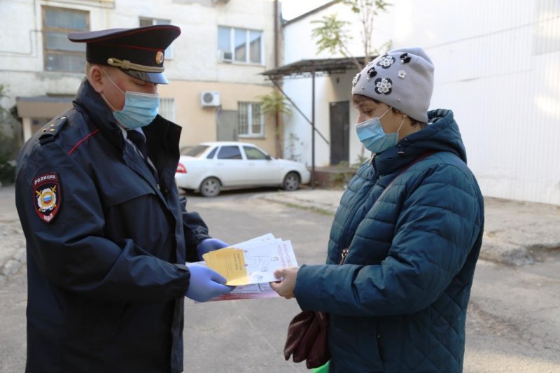 В Новороссийские полицейские проводят профилактическую работу с гражданами